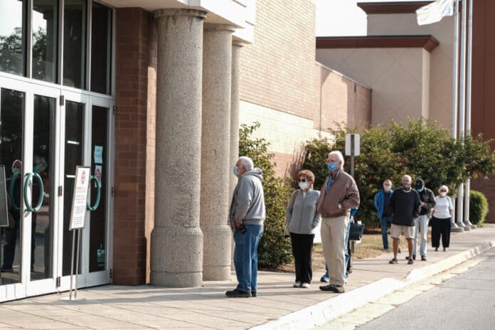 20201007cr first day early voting 1