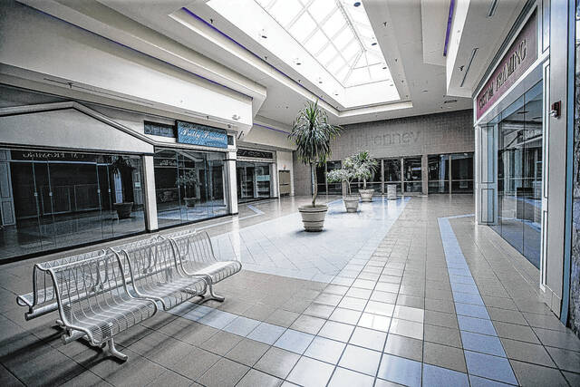 127879183_web1_20211122cr-fairoaks-mall-1