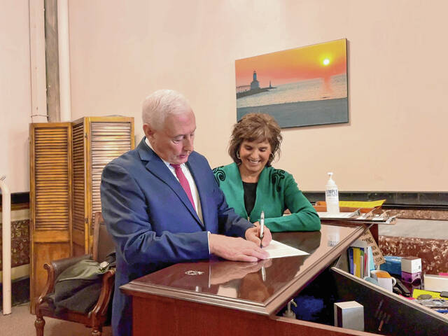 128051116_web1_20220126cr-pence-greg