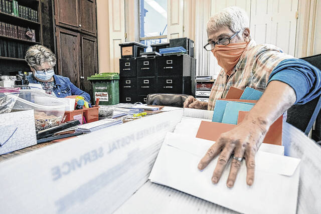 128383501_web1_20220316cr-absentee-ballots