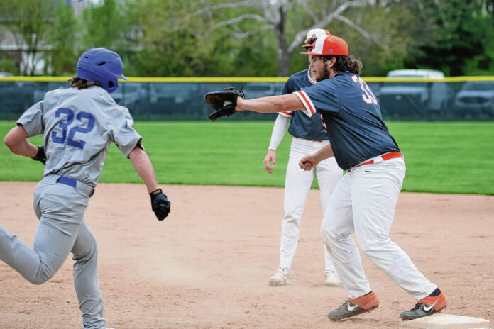 129004353_web1_20220429cr-east-baseball-1236