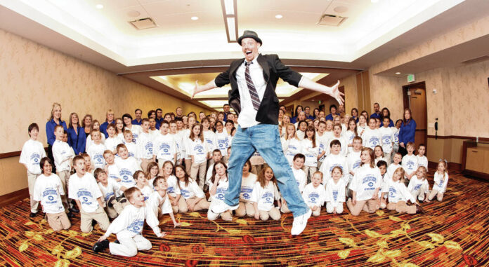 129273170_web1_20220721cr-go-comic-magician-1