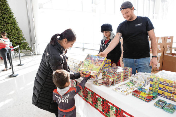 130267140_web1_20221205cr-commons-christmas-1