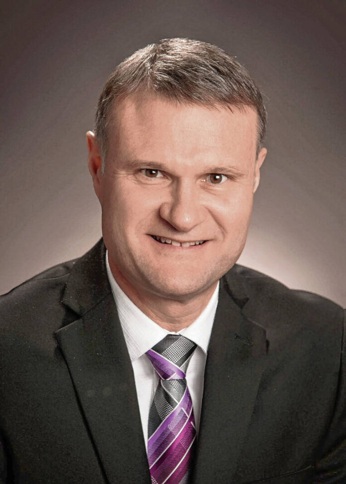 130597544_web1_20211117cr-Roberts-Jim