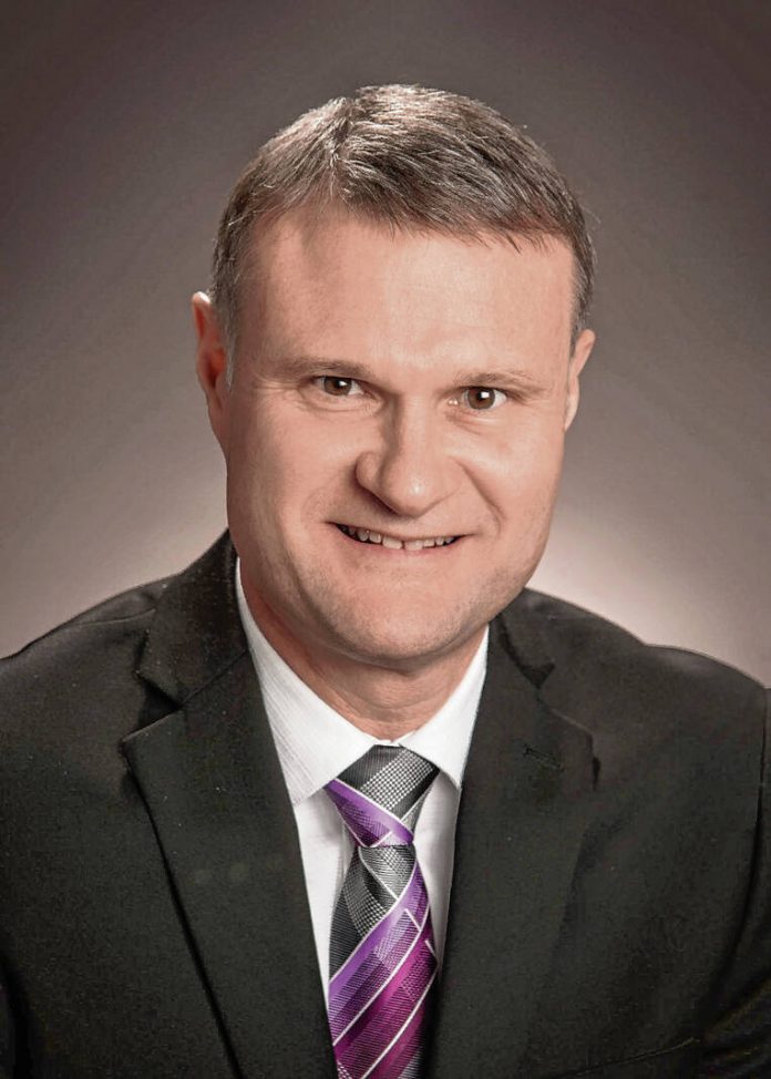 131601520_web1_20211117cr-Roberts-Jim