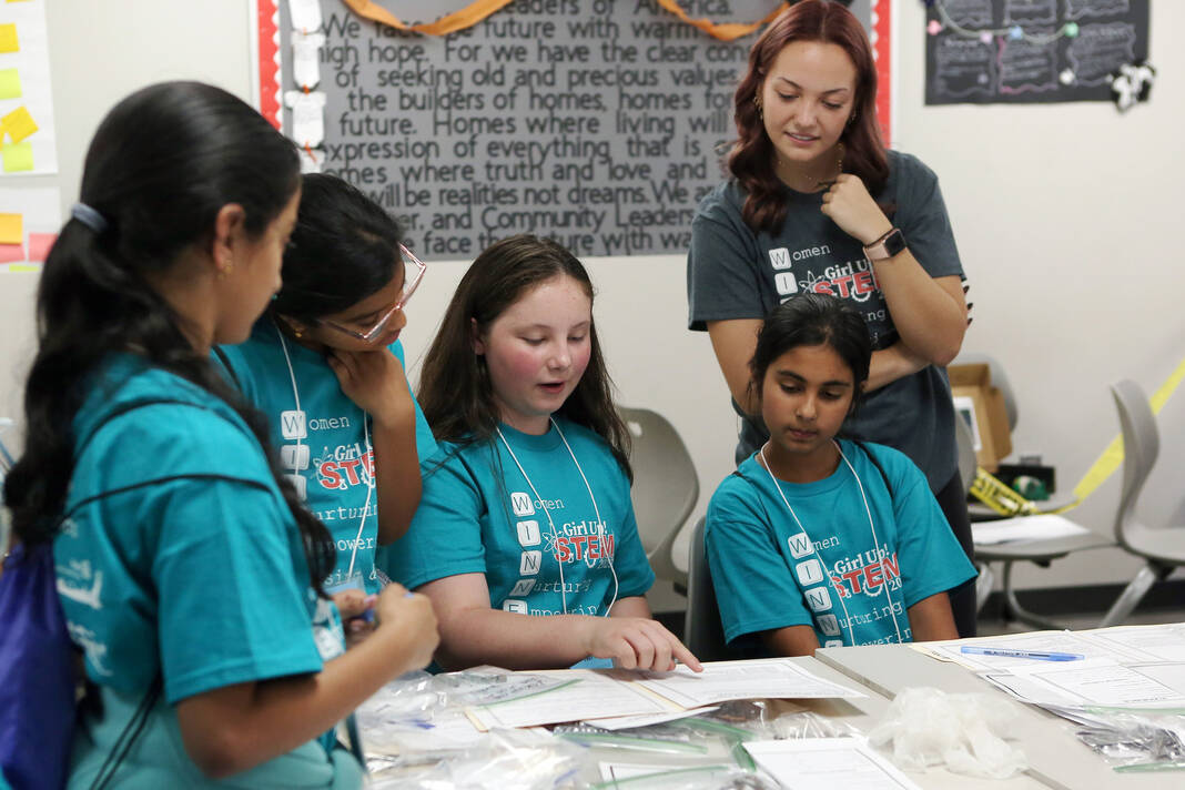 132173785_web1_202310xxcr-girl-up-16