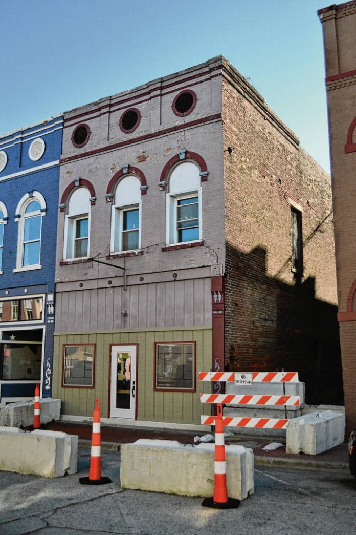 132463816_web1_20231221dj-building-hole-1