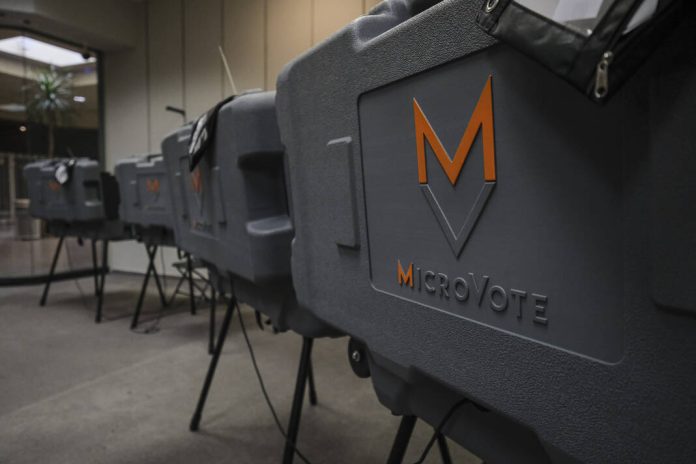 132603744_web1_20231016cr-early-voting-6