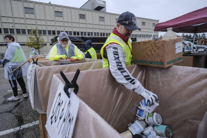 135292682_web1_20231019cr-cummins-recycling-day-9