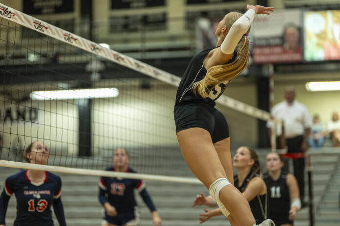 135318088_web1_20250905cr-hauser-cc-volleyball001