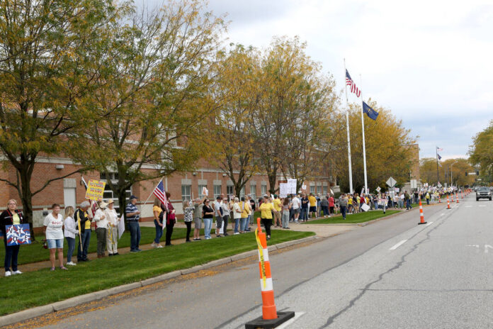 135528147_web1_20251018cr-no-kings-protest-13